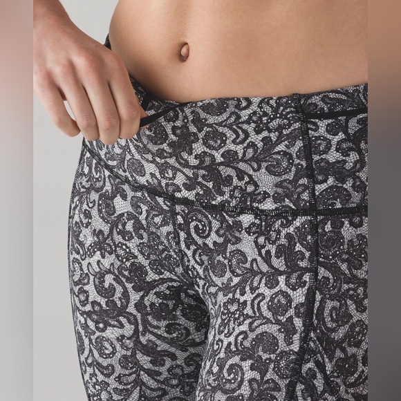 Lululemon✨Outrun 17" Crop Pockets Reflective Mesh✨Mini Cinder Lace White Black✨4 - Picture 6 of 16